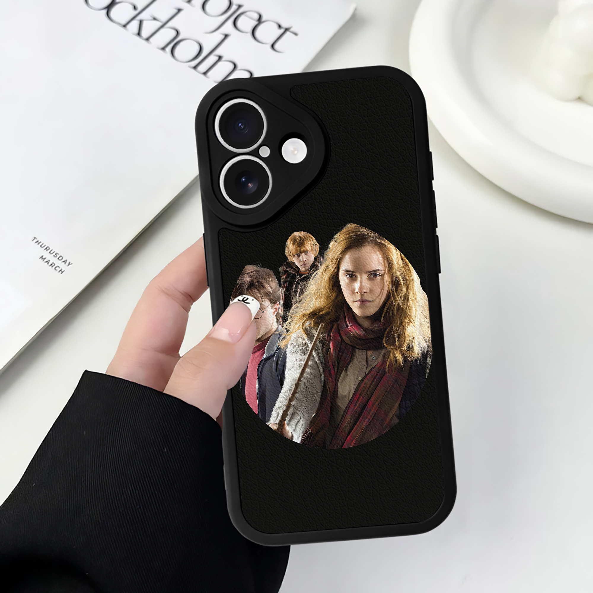 （画像用） Harry Potter ハリー・ポッターシリーズ 【iPhone 16シリーズ対応】シリコンスマホケース（レザー調） 材質：シリコン